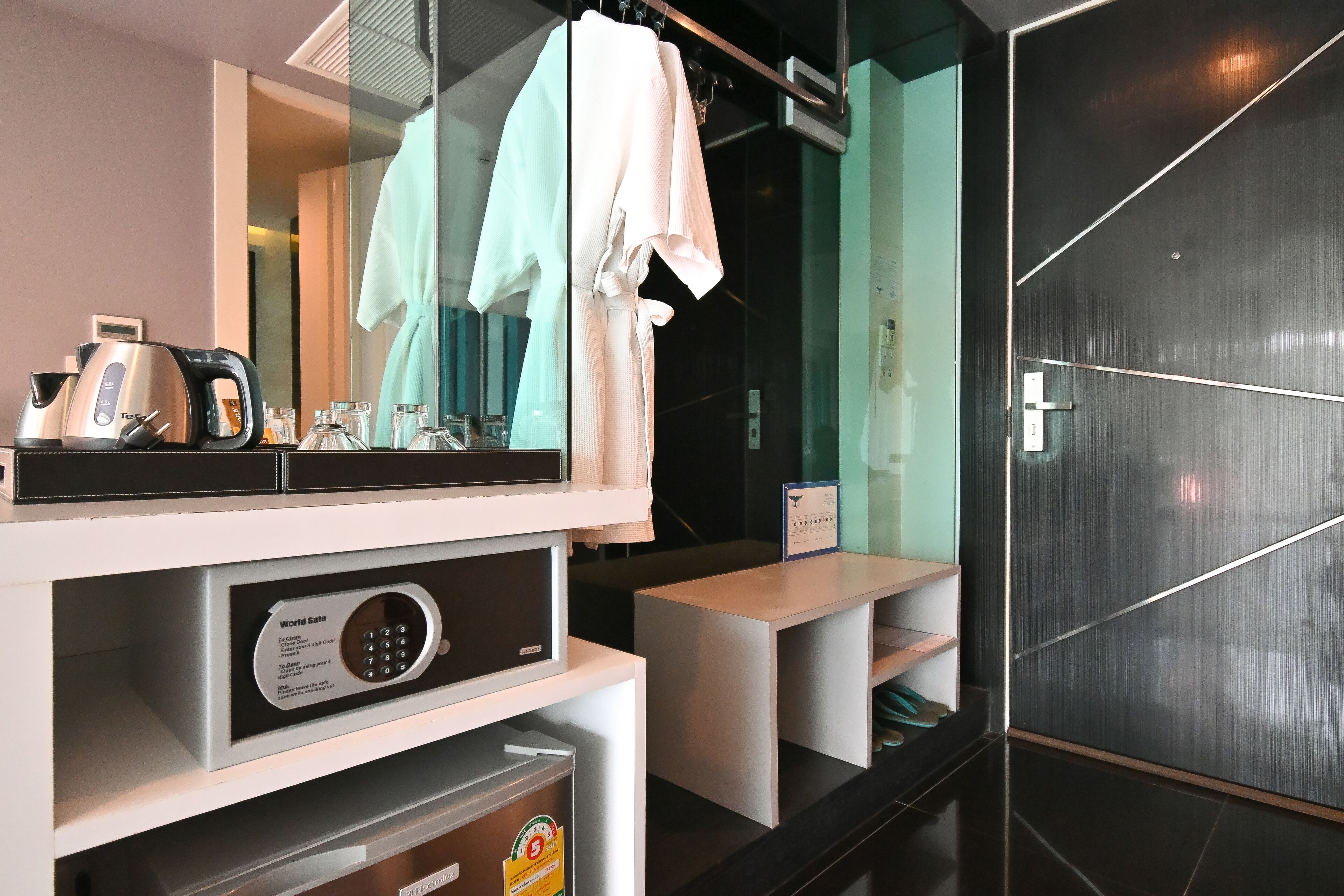 1 bedroom, in-room safe, desk, blackout curtains