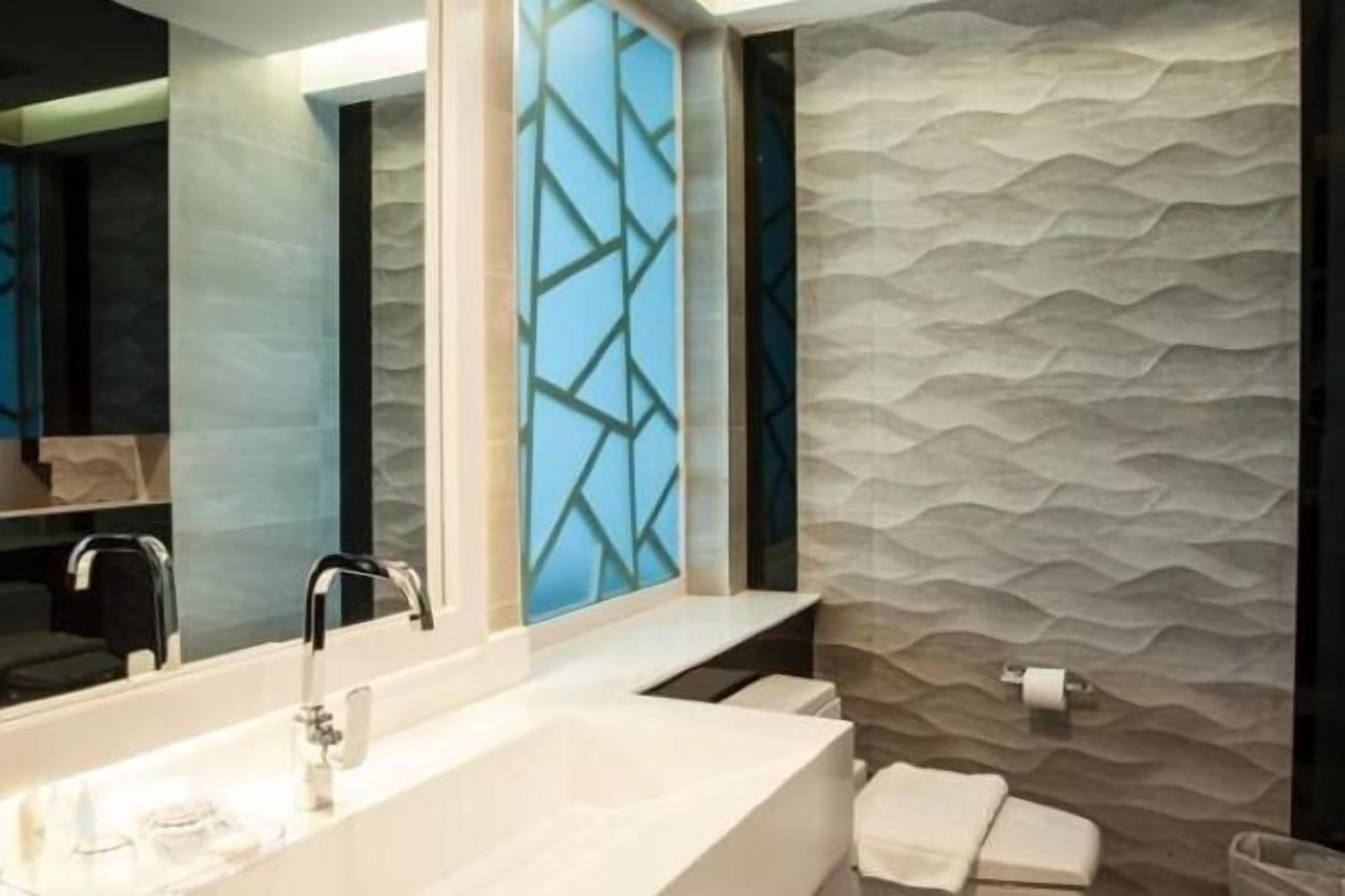 Bathroom | Free toiletries, hair dryer, bathrobes, slippers