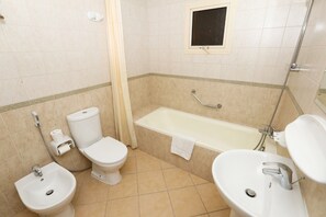 Deluxe-Zweibettzimmer | Badezimmer | Dusche, kostenlose Toilettenartikel, Bademäntel, Handtücher