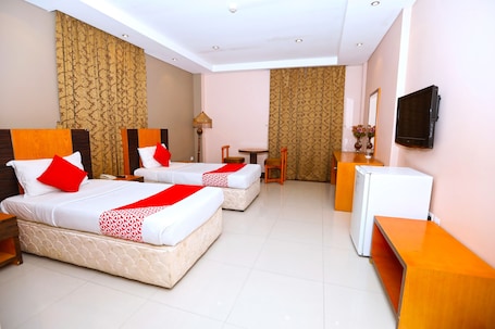 Deluxe Twin Room | Desk, iron/ironing board, free WiFi