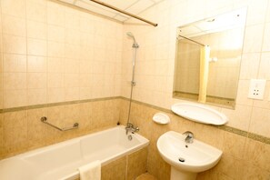 Eenpersoonskamer | Badkamer | Een douche, gratis toiletartikelen, badjassen, handdoeken