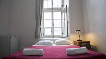 Habitación doble estándar, 1 cama matrimonial, baño compartido | Escritorio, tabla de planchar con plancha, wifi gratis y ropa de cama