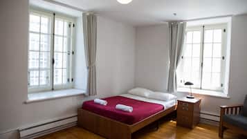 Habitación doble estándar, 1 cama matrimonial, baño compartido | Escritorio, tabla de planchar con plancha, wifi gratis y ropa de cama