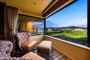 Sanri-Suite JapaneseWestern Room with OpenAir Bath, Mt. Fuji View [With Yamanshi Wine Lounge Access] | In-room safe, free WiFi, bed sheets - Fujisan Onsen Hotel Kaneyamaen (Fujiyoshida)