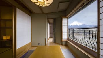 ํธ๋๋์
๋๋ฃธ, ๊ธ์ฐ (Seseragi 4, Mt Fuji View) | ๊ฐ์ค์์ ๋ณด์ด๋ ์ ๋ง