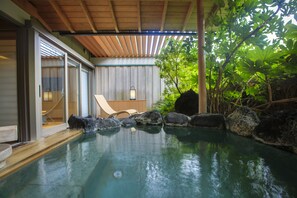 Chambre Tradition, non-fumeurs (Yaraku Luxury Japanese Style) | Salle de bain | Ensemble douche/baignoire, articles de toilette gratuits, sèche-cheveux