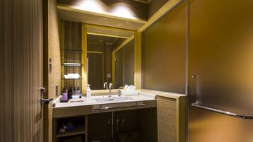 Une salle de bain moderne avec un lavabo, un miroir et un porte-serviettes.