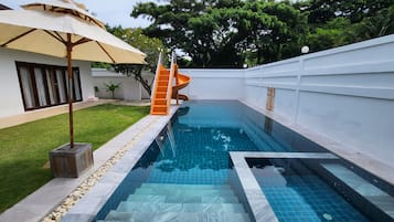 Outdoor pool, pool umbrellas, sun loungers