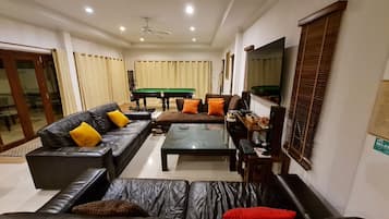 Family Villa, 4 Bedrooms, Kitchen | Living area | 55-inch Smart TV with cable channels, TV, Netflix