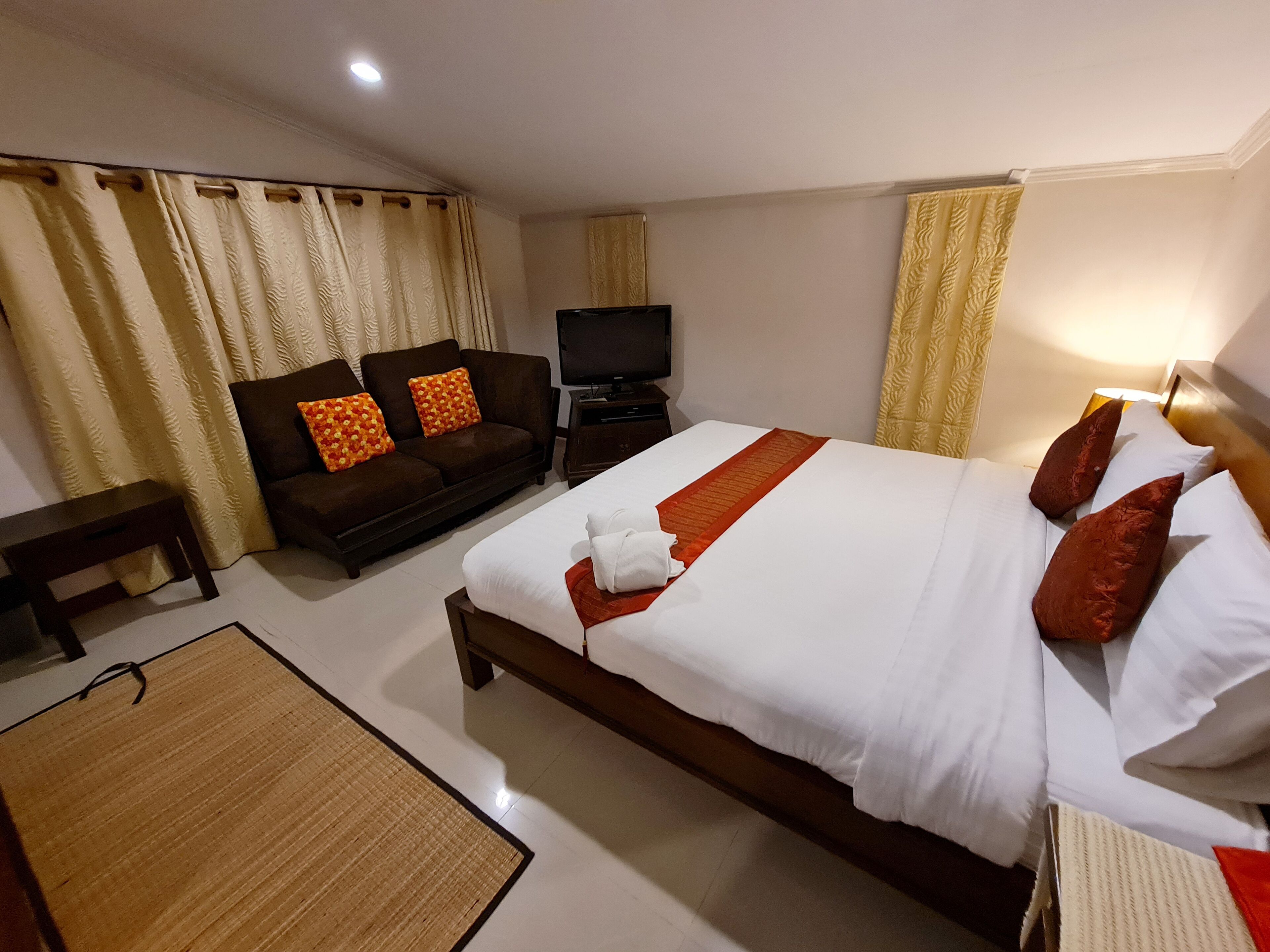 4 bedrooms, desk, blackout drapes, soundproofing
