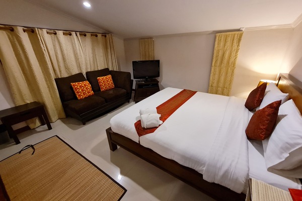4 bedrooms, desk, blackout drapes, soundproofing