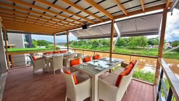 Breakfast, lunch, dinner served; international cuisine