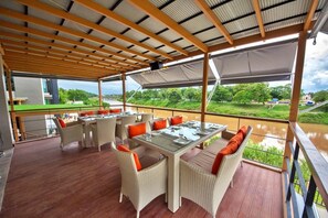 Breakfast, lunch, dinner served; international cuisine  - Dragon River Avenue Hotel (Phitsanulok)
