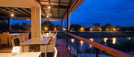 Breakfast, lunch, dinner served; international cuisine