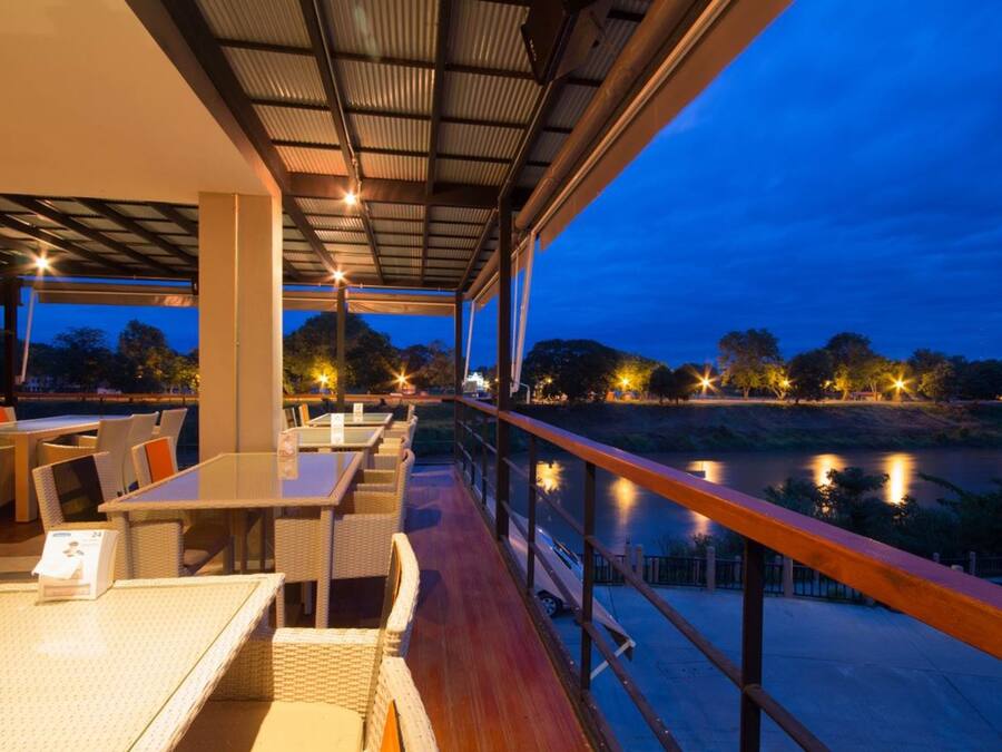 Breakfast, lunch, dinner served; international cuisine