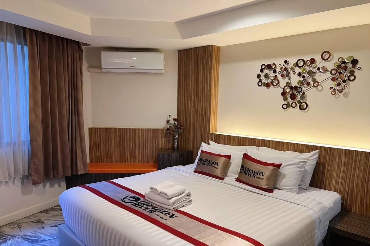 Dragon Deluxe 1 Queen Bed | มินิบาร์, โต๊ะทำงาน, เตียงเสริม/เปล, Wi-Fi ฟรี