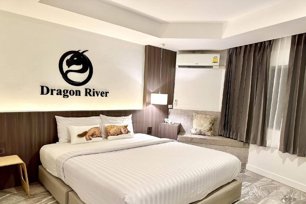 Dragon Deluxe Premium 1 Queen Bed | มินิบาร์, โต๊ะทำงาน, เตียงเสริม/เปล, Wi-Fi ฟรี