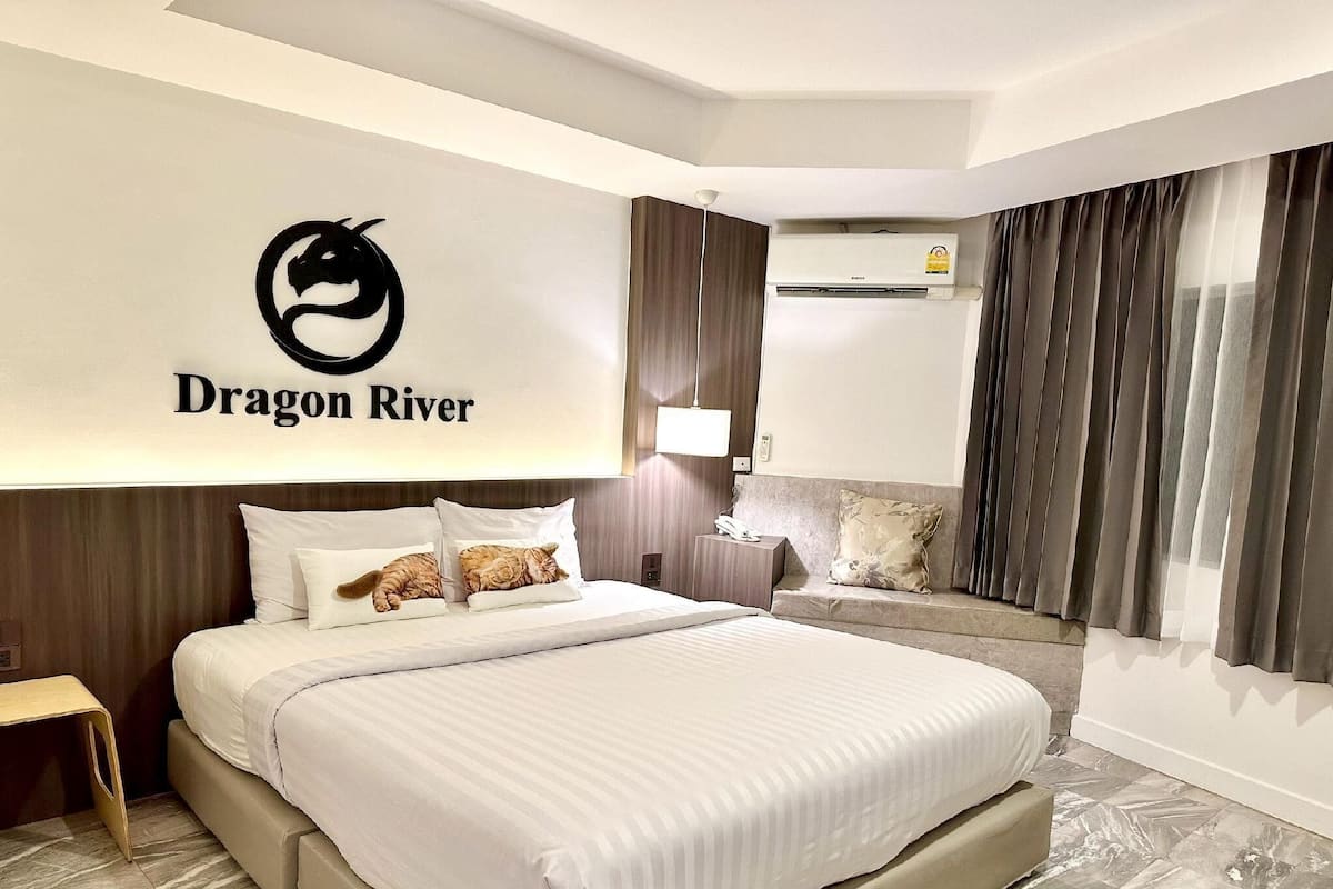 Dragon Deluxe Premium 1 Queen Bed | Frigobar, escrivaninha, camas extras/dobráveis (sobretaxa)