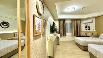 Dragon Deluxe Premium 2 Twin Beds | ミニバー、デスク、可動式ベッド、WiFi (無料)