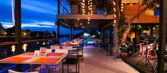 Dragon River Avenue Hotel