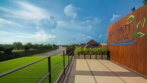 A pathway leading to a building with a sign reading "DRAGO SPA". - Dragon River Avenue Hotel (Phitsanulok)