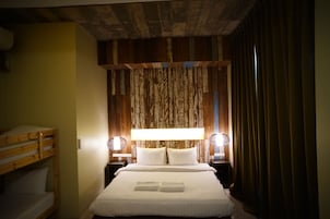 Family Room, Street View | Minibar, in-room safe, blackout drapes, WiFi (free)