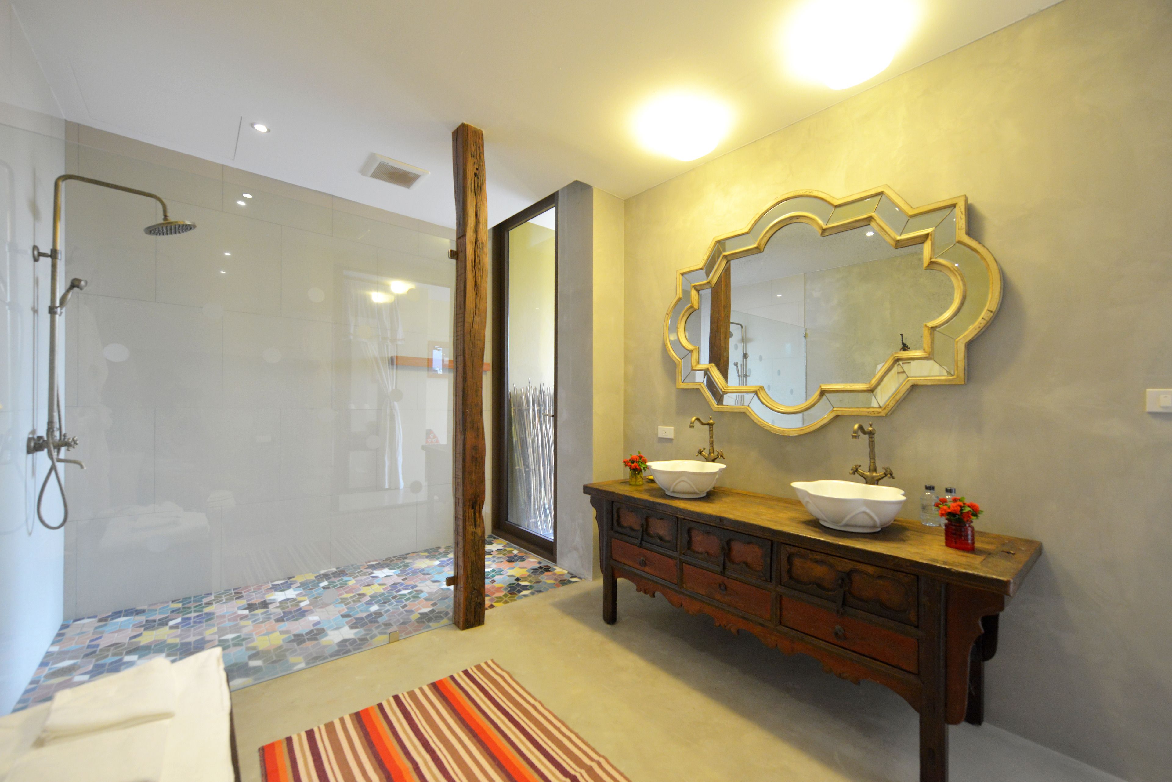 phra sumen suite | bathroom | free toiletries, hair dryer, towels, soap