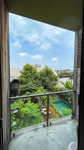 Standard Room, 1 King Bed, Garden View | Balcony view