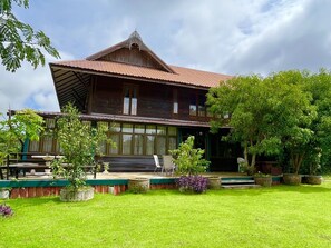 Courtyard - Banthongna (Sawankhalok)