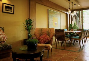 Lobby sitting area - Sala Arun (Bangkok)