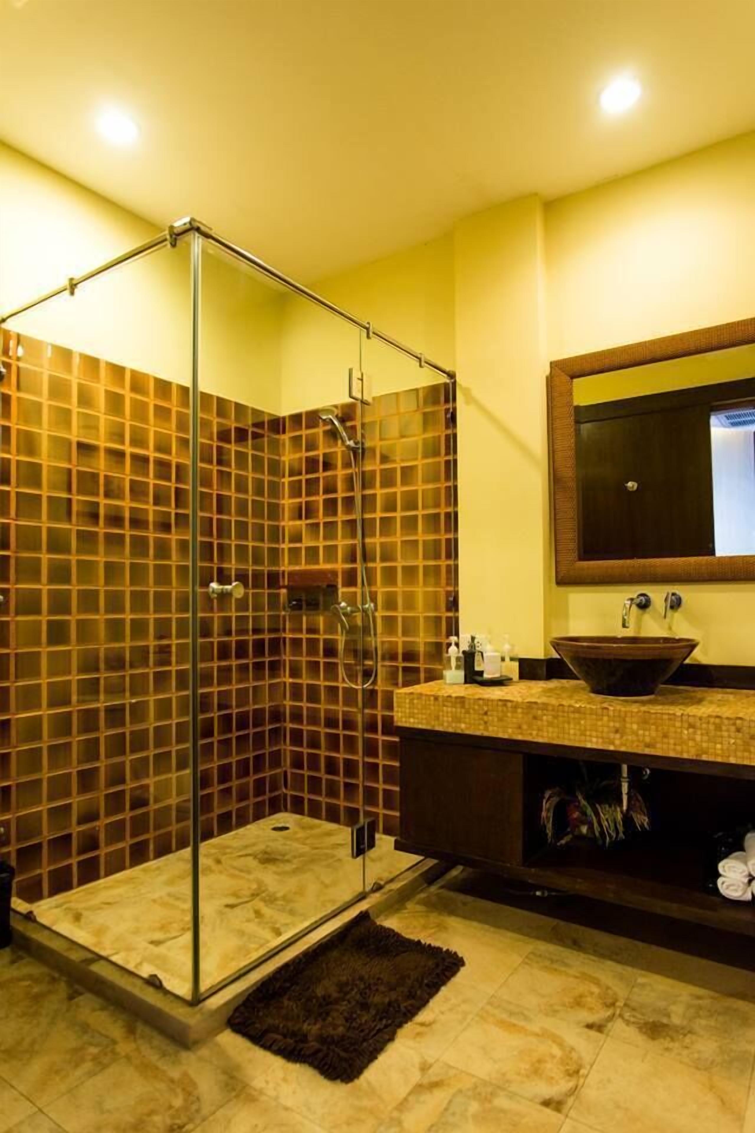 standard double room, terrace, city view | bathroom | shower, free toiletries, bathrobes, slippers