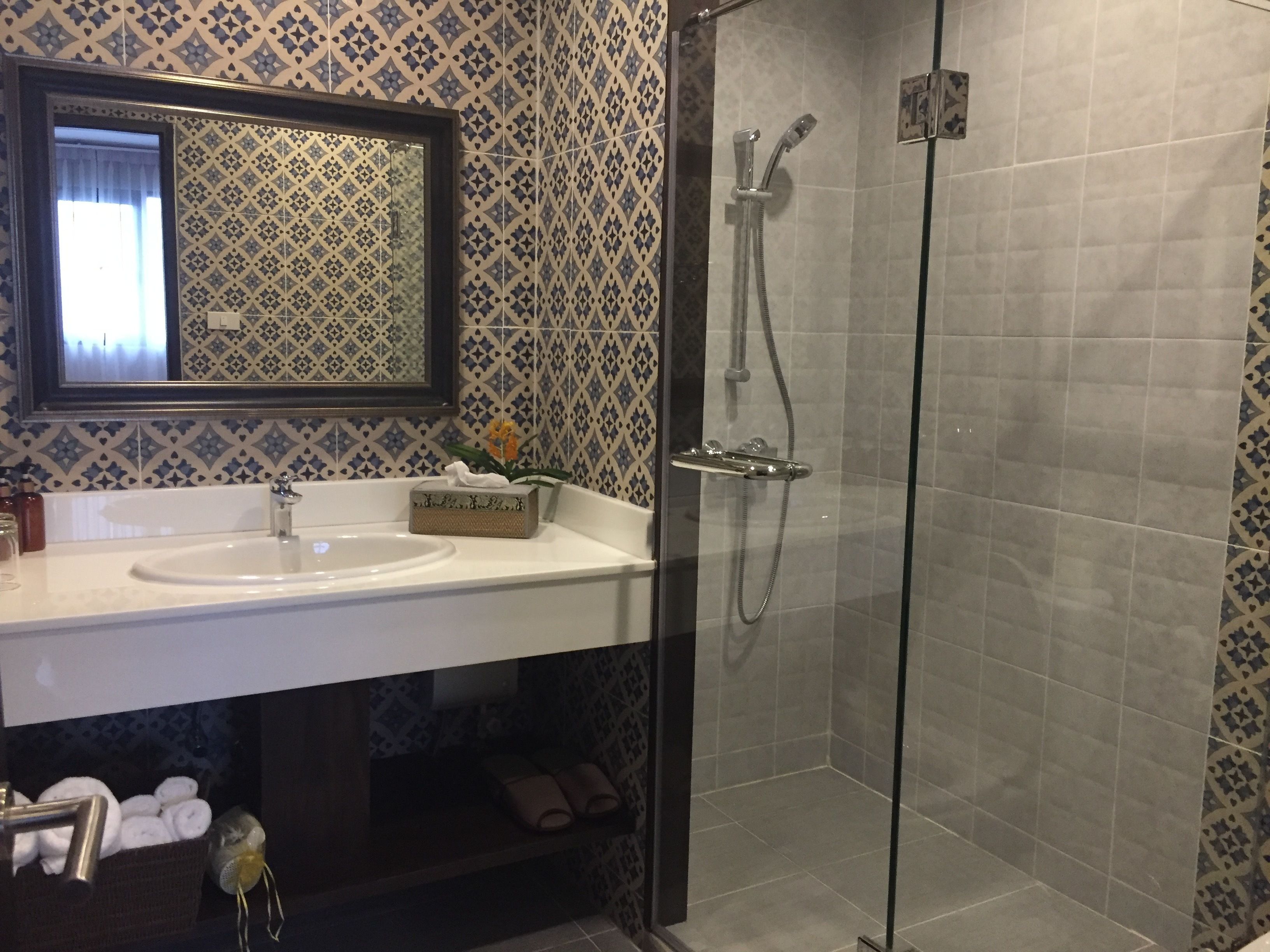 standard double room, city view, tower | bathroom | shower, free toiletries, bathrobes, slippers