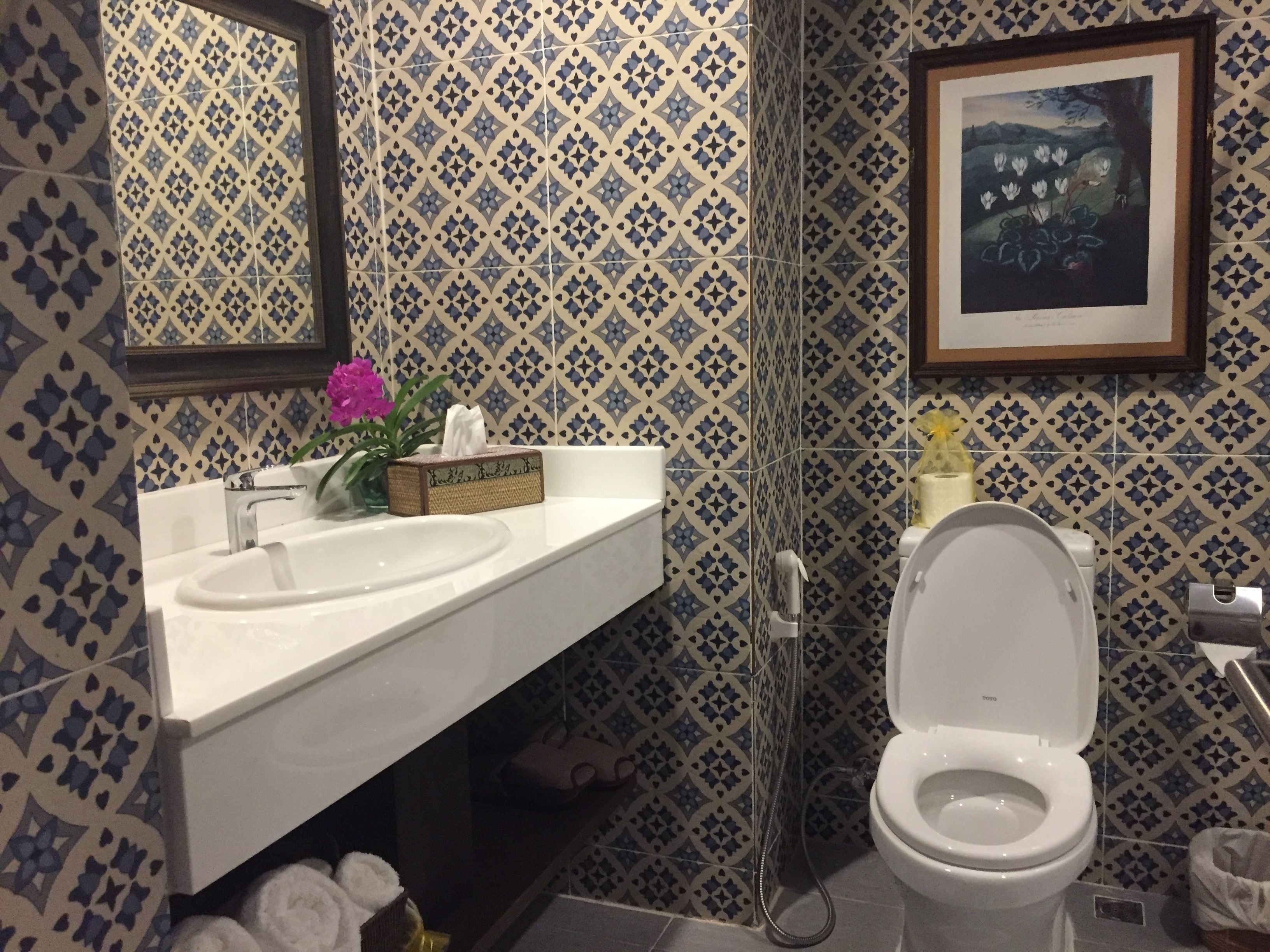 deluxe room, 1 double bed, river view, tower | bathroom | shower, free toiletries, bathrobes, slippers