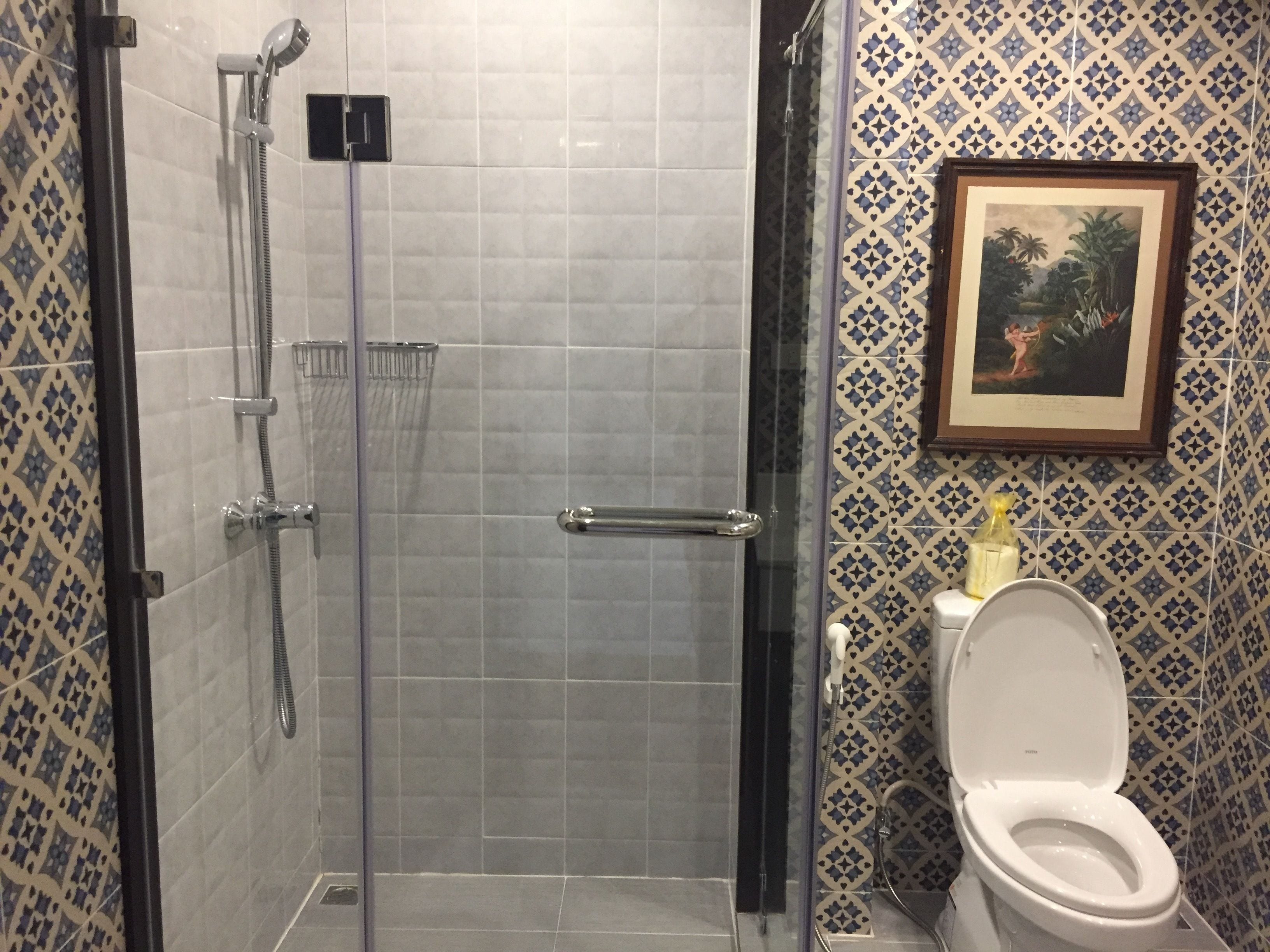 deluxe room, 1 double bed, river view, tower | bathroom | shower, free toiletries, bathrobes, slippers