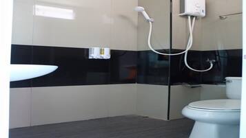 Een douche, gratis toiletartikelen, handdoeken