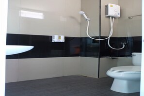 Dusche, kostenlose Toilettenartikel, Handtücher