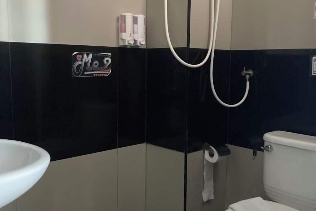 Shower, free toiletries, towels
