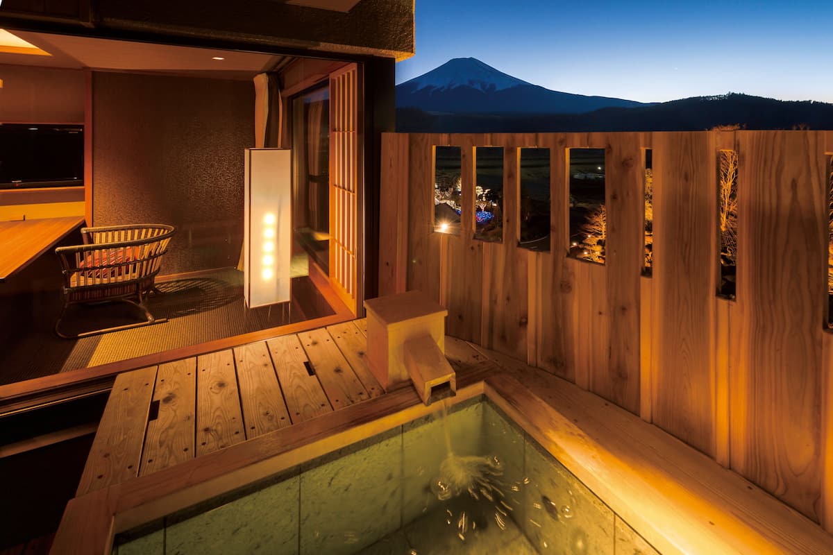 Deep-soaking bathtub