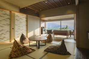 Værelse (Fukuchi B Open Air Bath Mt Fuji View) | 1 soveværelse, premium-sengetøj, minibar, pengeskab på værelset