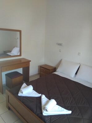 Premium bedding, in-room safe, soundproofing, iron/ironing board - Kavousanos Apartments (Agios Nikolaos)