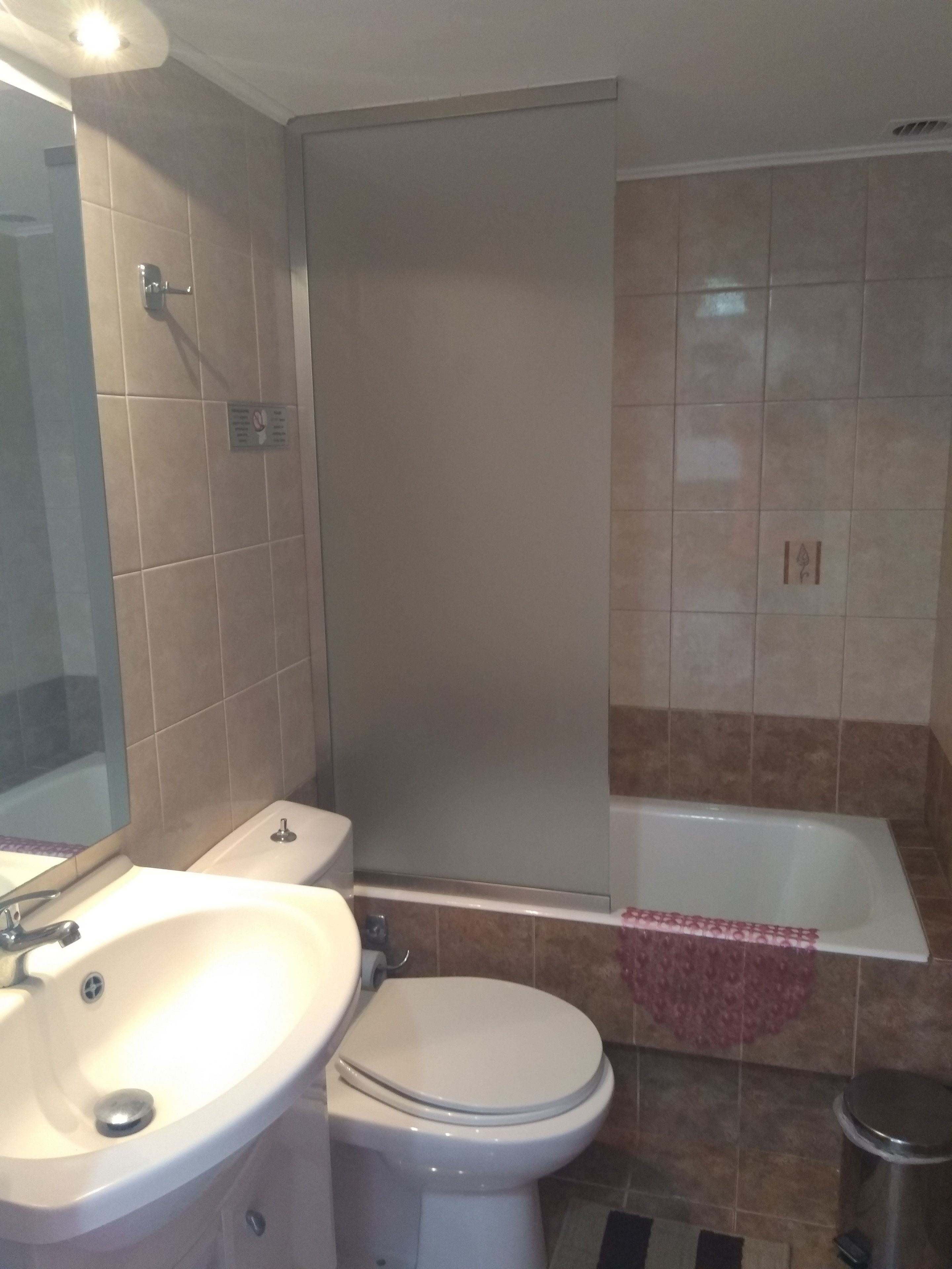 Une salle de bain avec un lavabo, des toilettes et une baignoire.