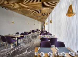 Desayuno buffet (EUR 20 por persona) 