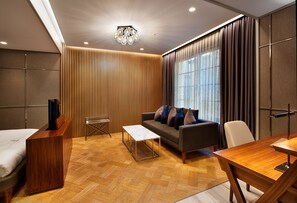 Suite romántica, 1 cama Queen size y sofá cama, tina | Vista desde la habitación