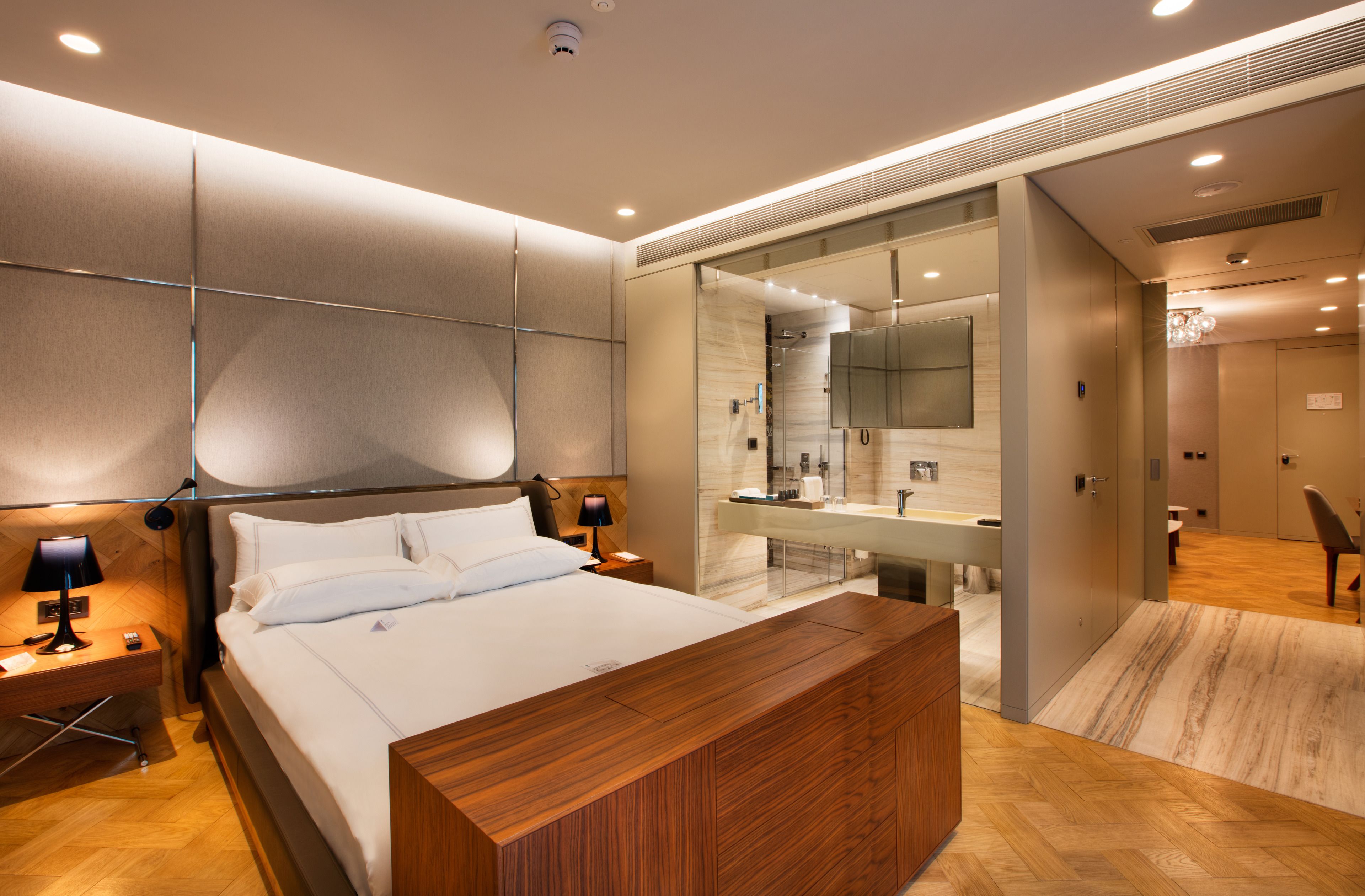 1 chambre, minibar, coffres-forts dans les chambres, bureau