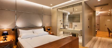 Senior Suite, 1 Bedroom | 1 bedroom, minibar, in-room safe, desk