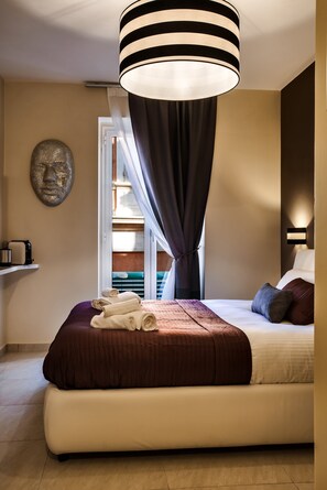 Deluxe Double Room | Premium bedding, minibar, in-room safe, desk - Guest House Grazioli (Rome)