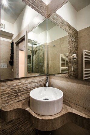 Deluxe Quadruple Room, 2 Bedrooms | Bathroom sink - Guest House Grazioli (Rome)