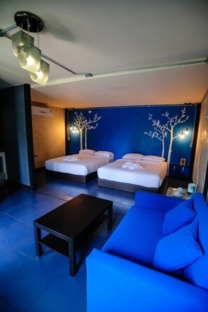 办公桌、遮光窗帘、免费 WiFi