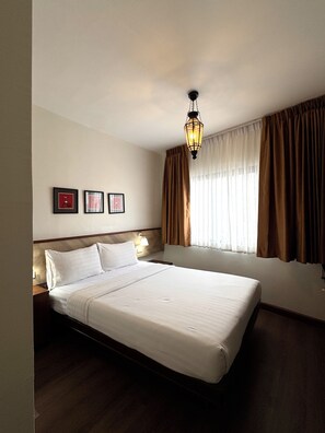 Habitación triple Deluxe, 1 cama matrimonial y sofá cama, vista a la ciudad | Minibar, cortinas blackout, wifi gratis y ropa de cama