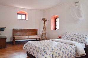 Chambre Triple Confort, balcon, côté cour intérieure | Coffres-forts dans les chambres, bureau, fer et planche à repasser